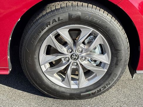 Used 2021 Toyota Sienna XLE image 32