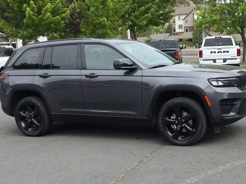 Used 2023 Jeep Grand Cherokee Altitude AWD/4WD image 2