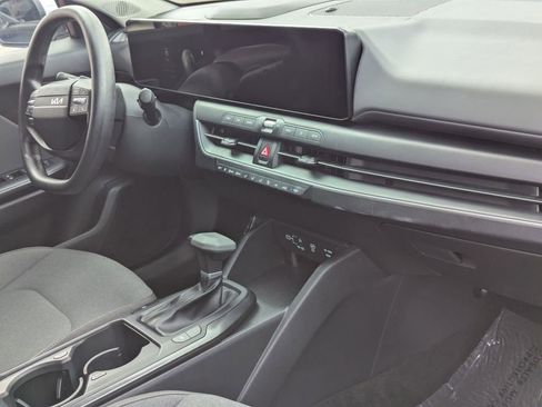 Used 2025 Kia K4 LXS image 29