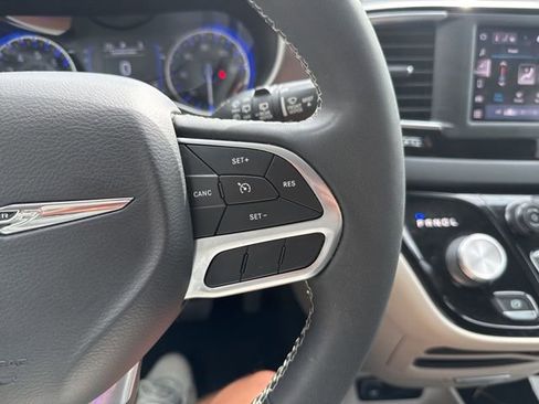 Used 2022 Chrysler Voyager LX image 22