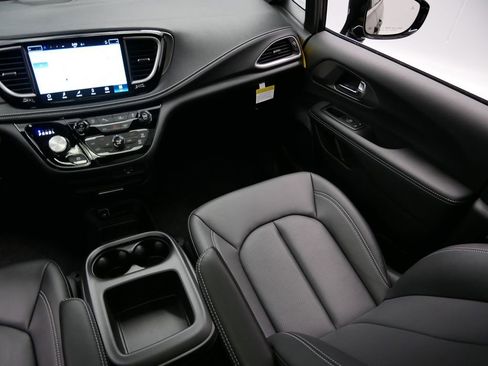 New 2026 Chrysler Pacifica Select image 16