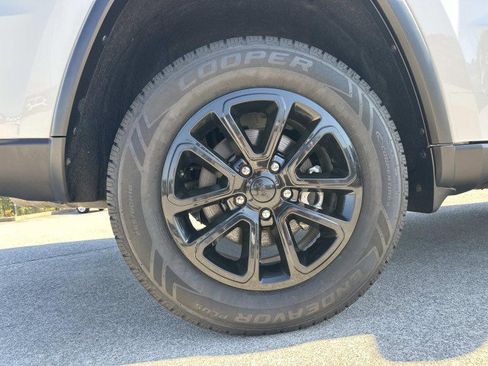 Used 2021 Jeep Grand Cherokee Laredo AWD/4WD image 17