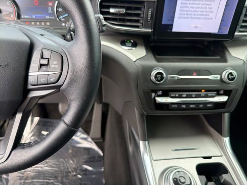 Used 2020 Ford Explorer XLT w/ Equipment Group 202A image 15