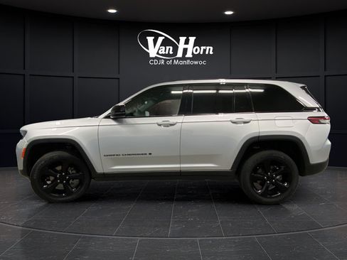 Used 2023 Jeep Grand Cherokee Altitude AWD/4WD image 6