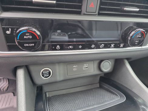 Used 2023 Nissan Rogue SV w/ SV Premium B Package image 22