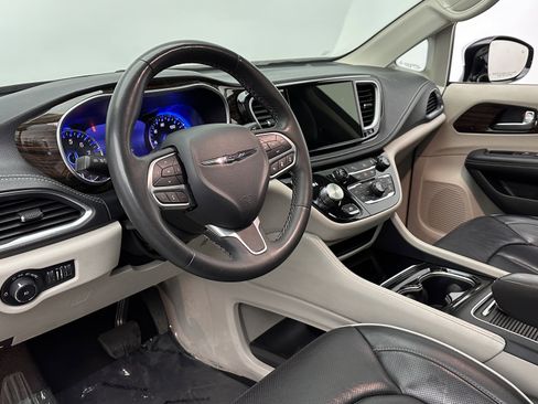 Used 2023 Chrysler Pacifica Limited image 12