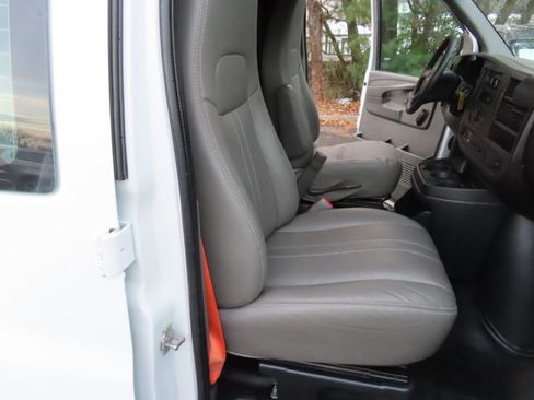 Used 2013 Chevrolet Express 2500 RWD image 16
