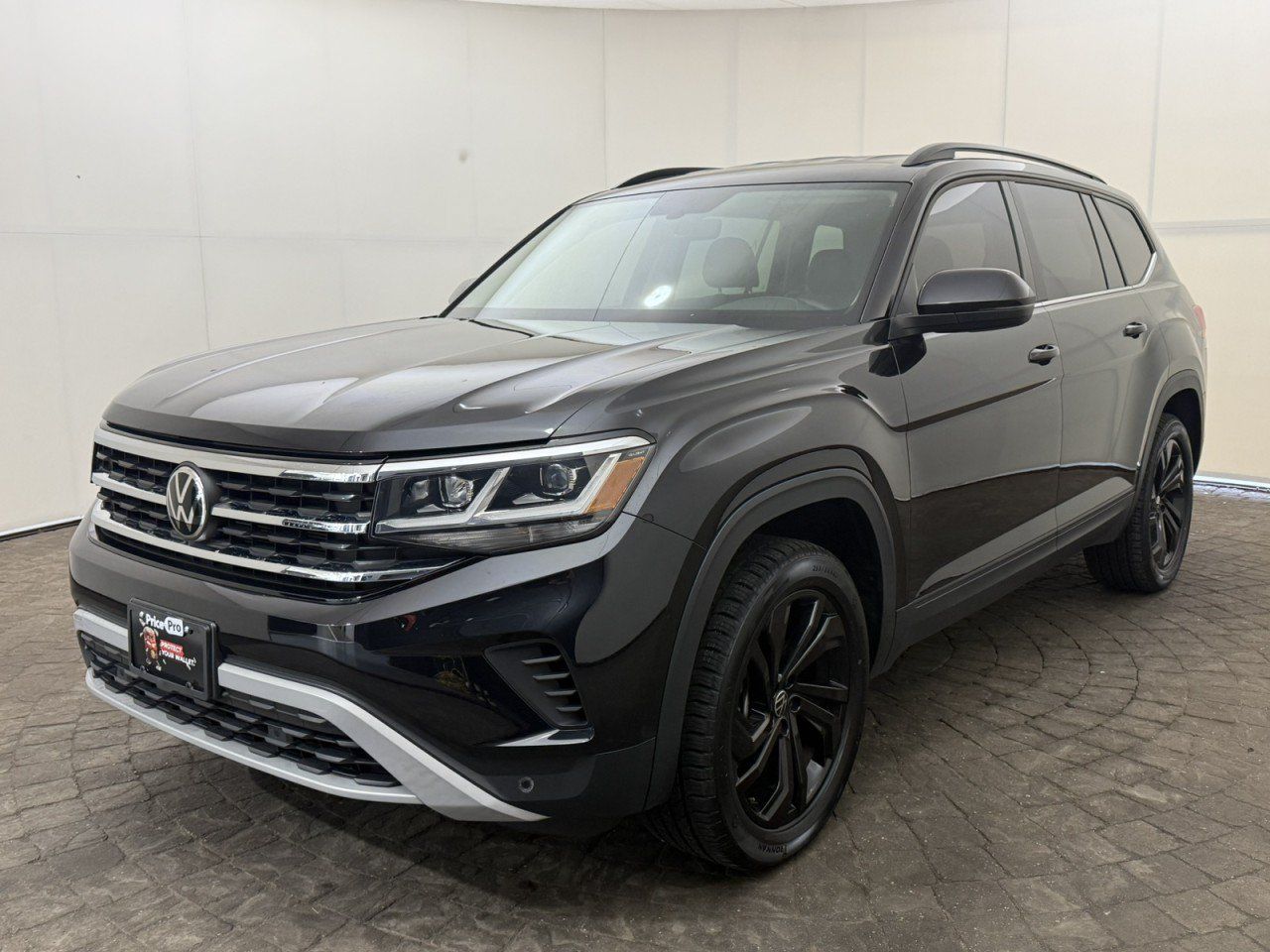 Used 2023 Volkswagen Atlas SE w/ Black Wheel Package AWD/4WD image 3