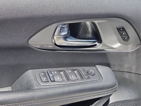 Used 2025 Chrysler Pacifica Select FWD image 14
