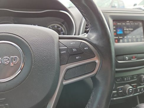 Used 2019 Jeep Cherokee Latitude Plus AWD/4WD image 19