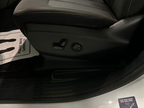 Used 2023 Chrysler Pacifica Touring image 13