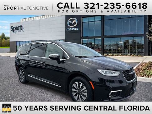 Used 2023 Chrysler Pacifica Limited FWD image 1
