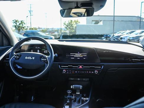 Used 2023 Kia Niro EX image 18