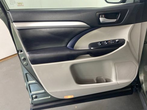 Used 2019 Toyota Highlander XLE AWD/4WD image 26