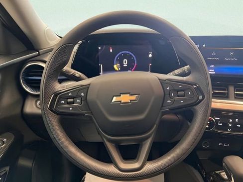 Used 2025 Chevrolet Trax LT FWD image 15