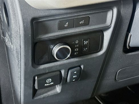 Used 2024 Ford Expedition Max XLT image 17