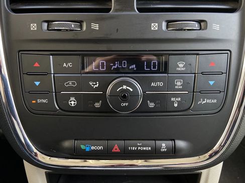 Used 2016 Chrysler Town & Country Touring w/ Driver Convenience Group FWD image 19
