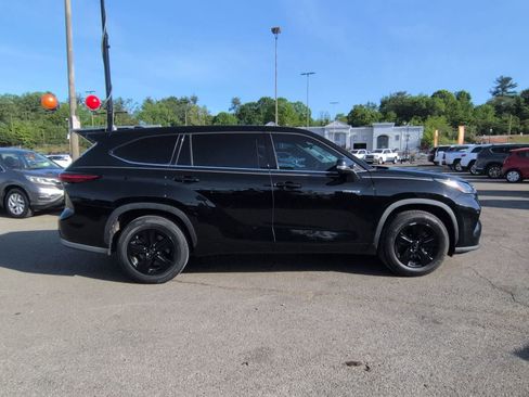 Used 2021 Toyota Highlander LE FWD image 9