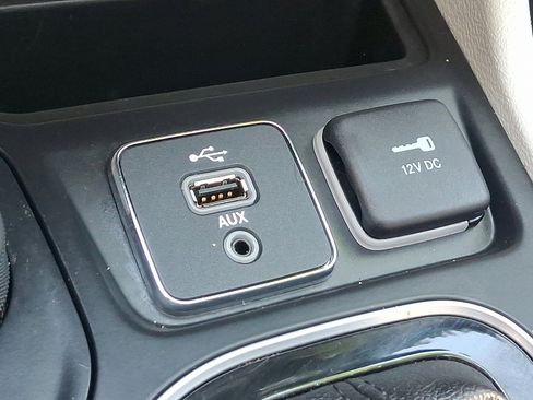 Used 2019 Jeep Cherokee Limited w/ Technology Group image 26