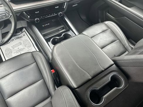 Used 2025 Chevrolet Suburban Z71 image 24