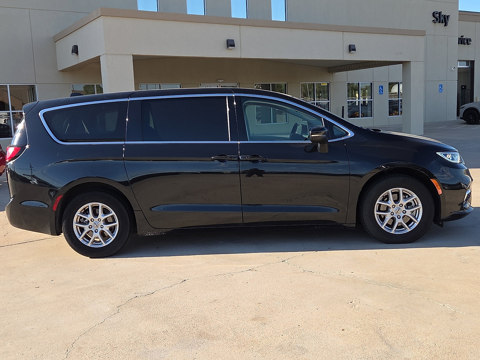 Used 2023 Chrysler Pacifica Touring-L FWD image 6