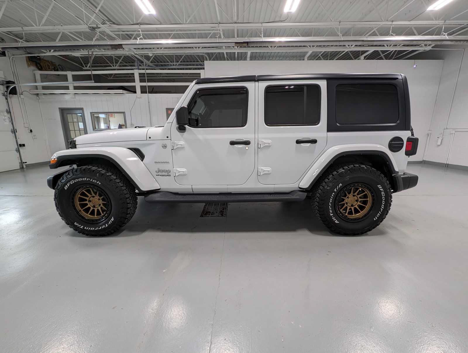 Used 2022 Jeep Wrangler Unlimited Sahara AWD/4WD image 11