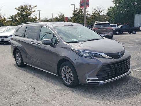 Used 2024 Toyota Sienna XLE FWD image 3