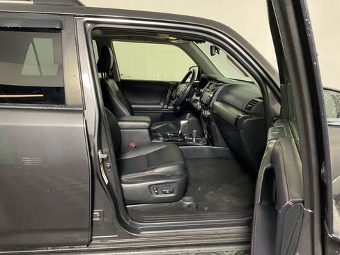 Used 2018 Toyota 4Runner TRD Off-Road AWD/4WD image 37