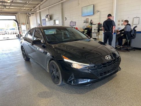 Used 2021 Hyundai Elantra SEL image 2