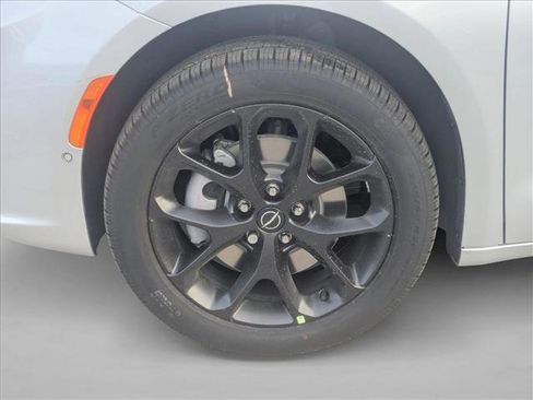 New 2026 Chrysler Pacifica Limited w/ S Appearance Package AWD/4WD image 10