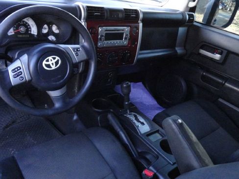 Used 2011 Toyota FJ Cruiser 2WD w/ Convenience Pkg image 7