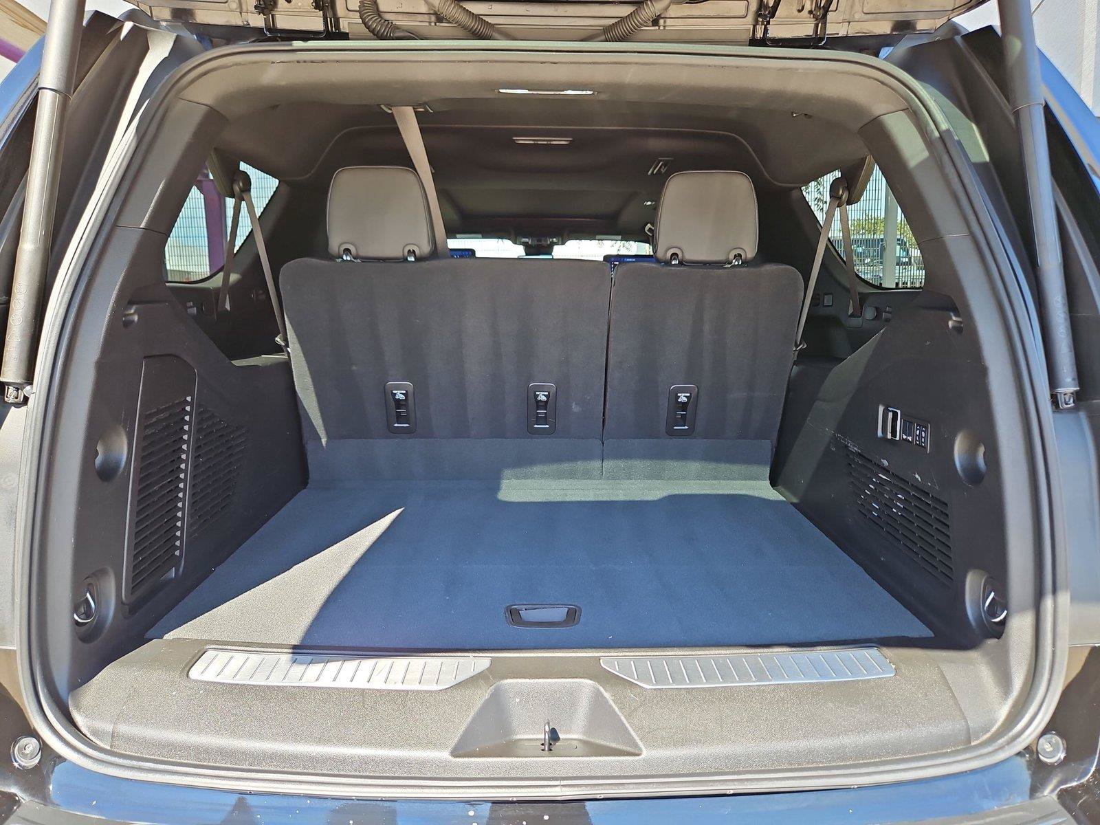 Used 2025 Chevrolet Suburban High Country AWD/4WD image 32