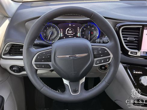 Used 2024 Chrysler Pacifica Touring-L image 13