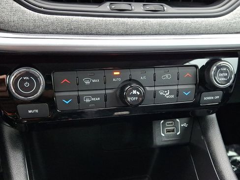 Used 2022 Jeep Compass Latitude w/ Sun and Sound Group AWD/4WD image 16