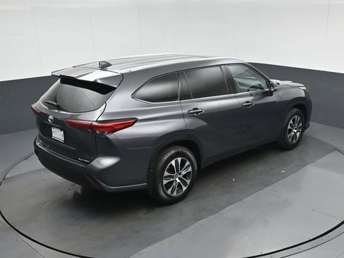 Used 2021 Toyota Highlander XLE AWD/4WD image 76