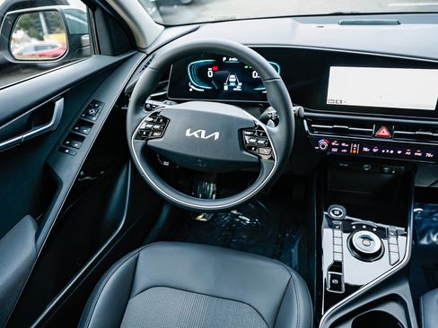 Used 2023 Kia Niro EX image 15