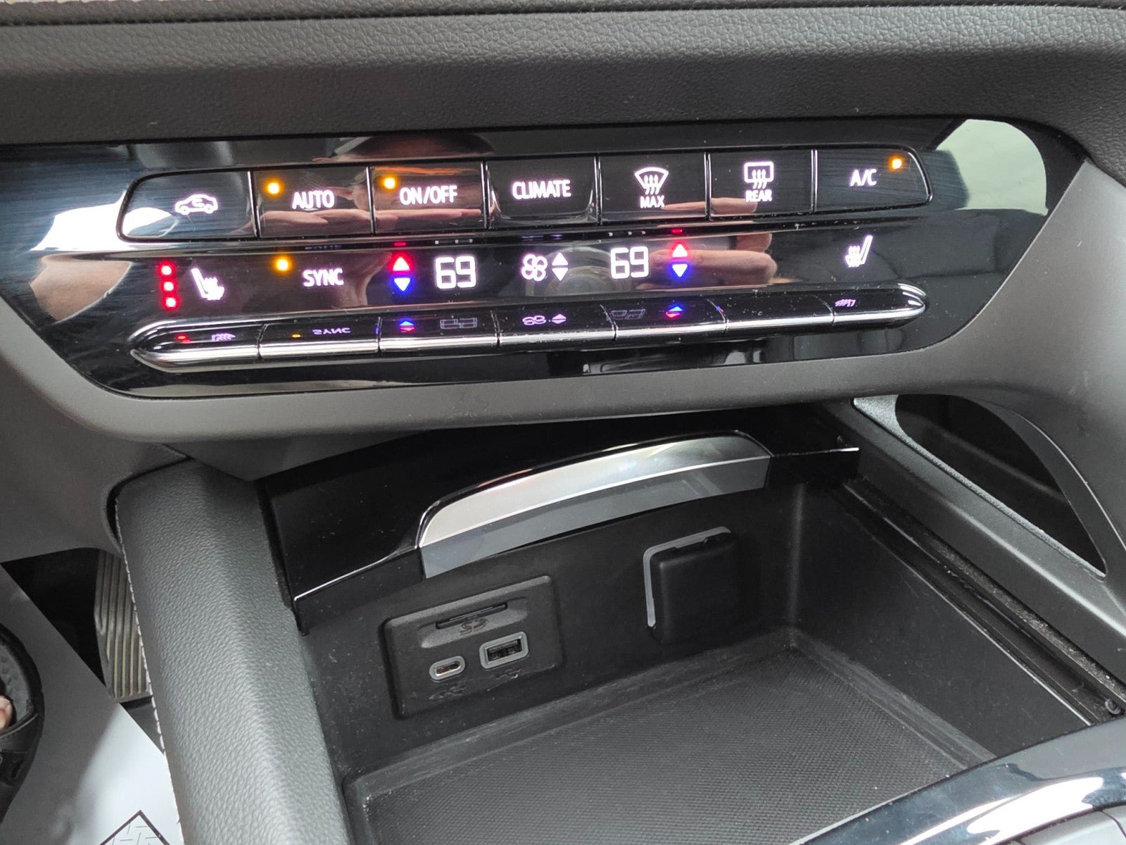 Used 2021 Buick Envision Essence w/ Technology Package I AWD/4WD image 48