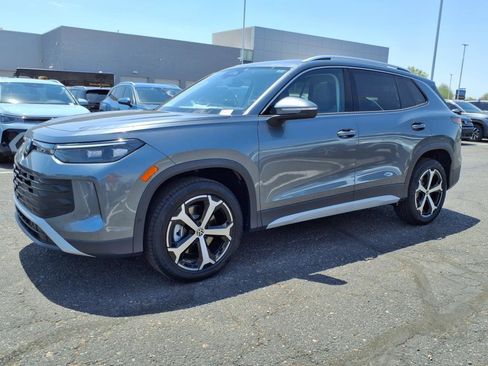 New 2025 Volkswagen Tiguan SE image 3