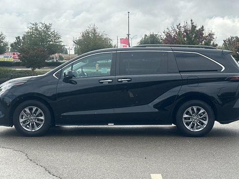 Used 2023 Toyota Sienna XLE image 7