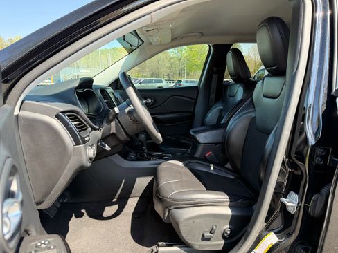 Used 2020 Jeep Cherokee Latitude Plus image 12