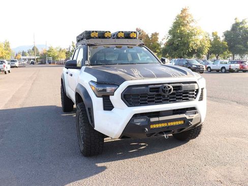 Used 2024 Toyota Tacoma TRD Off-Road w/ TRD Off Road Premium Package AWD/4WD image 3