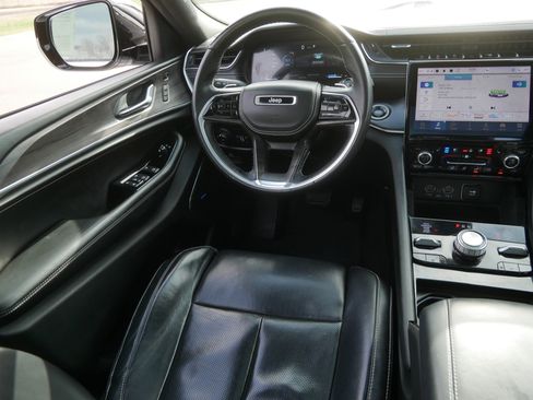 Used 2022 Jeep Grand Cherokee Overland AWD/4WD image 9