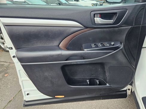Used 2018 Toyota Highlander XLE image 11