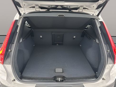 Used 2025 Volvo XC40 B5 Core image 30