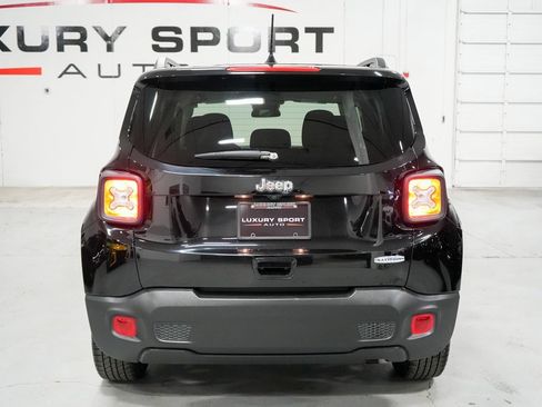 Used 2019 Jeep Renegade Latitude w/ Safety & Security Group II image 4