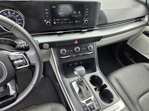 Used 2023 Kia Carnival LX image 24