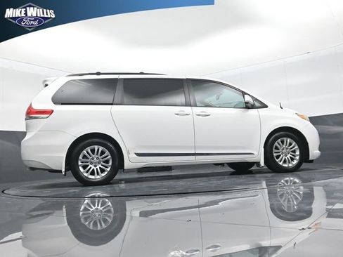 Used 2013 Toyota Sienna XLE image 24