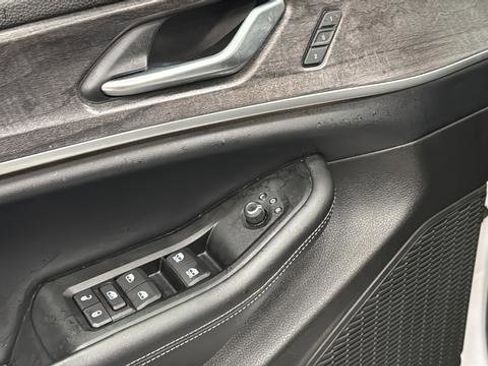 Used 2025 Jeep Grand Cherokee Limited w/ Black Appearance Package image 22