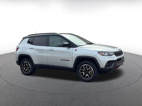 Used 2025 Jeep Compass Trailhawk image 2