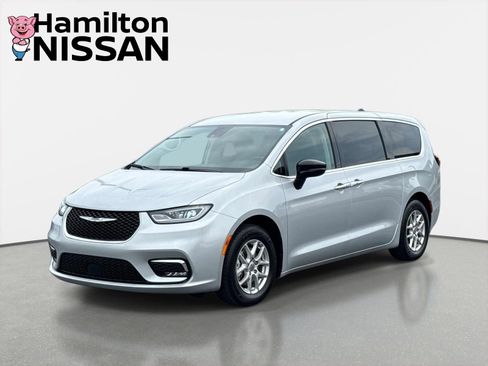 Used 2024 Chrysler Pacifica Touring-L FWD image 5